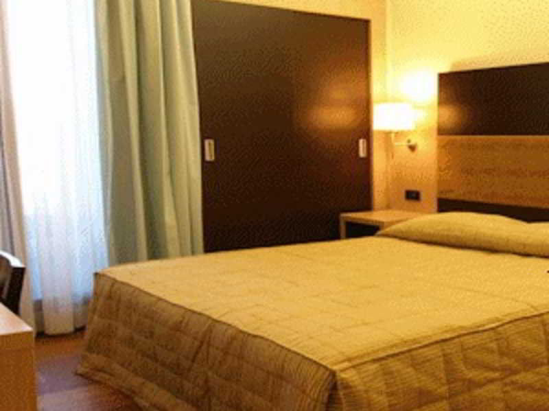 Hotel Enrichetta ديسينسانو ديل غاردا الغرفة الصورة